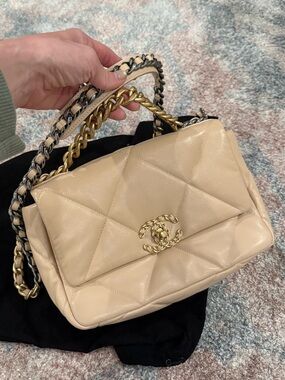 Chanel 19 medium in beige